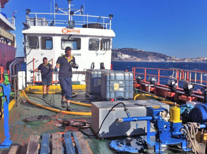 FOT_stock bidones de lubricante marino CEPSA_Amarres Ceuta